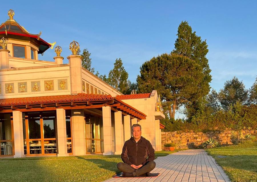 Miguel Gomes em meditação no Templo Budista Kadampa