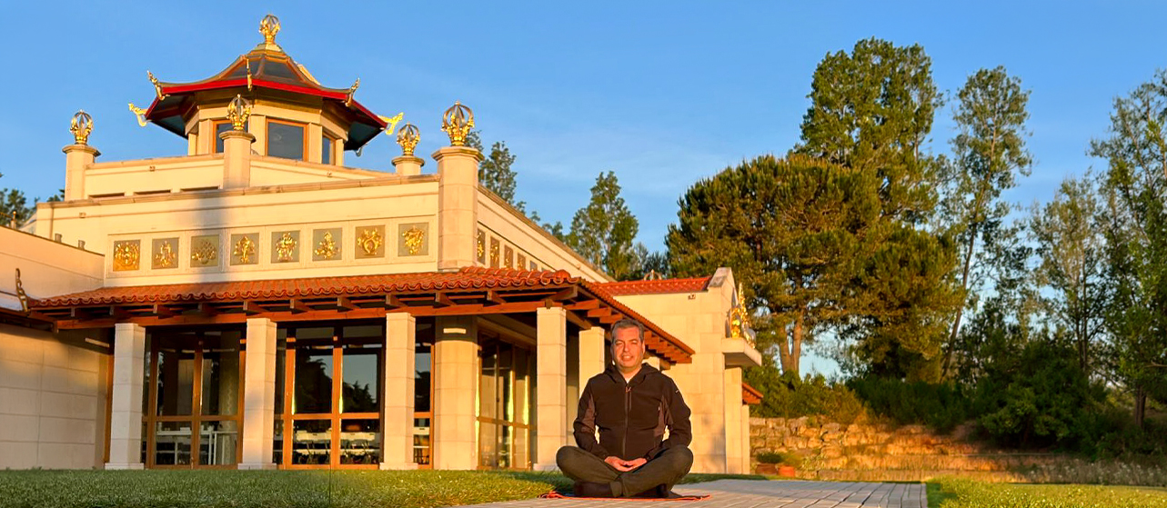 Miguel Gomes em meditação no Templo Budista Kadampa